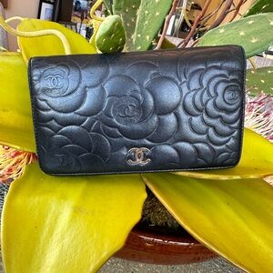 CHANEL CAMELLIA FLORAL LAMB SKIN WALLET GUC  BLACK GREY INTERIOR